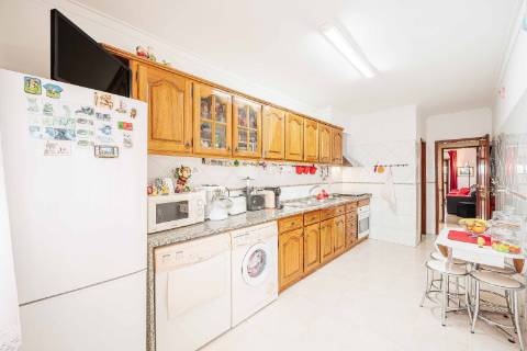 Novo preço - apartamento t2 c/garagem em agualva-cacém – oportunidade única