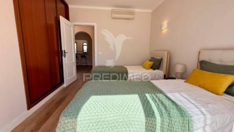Apartamento t2 totalmente remodelado na charmosa vila de alvor