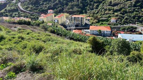 Terreno de 2.590m2 com projecto aprovado para 20 apartamentos t2 em santa cruz - ilha da madeira