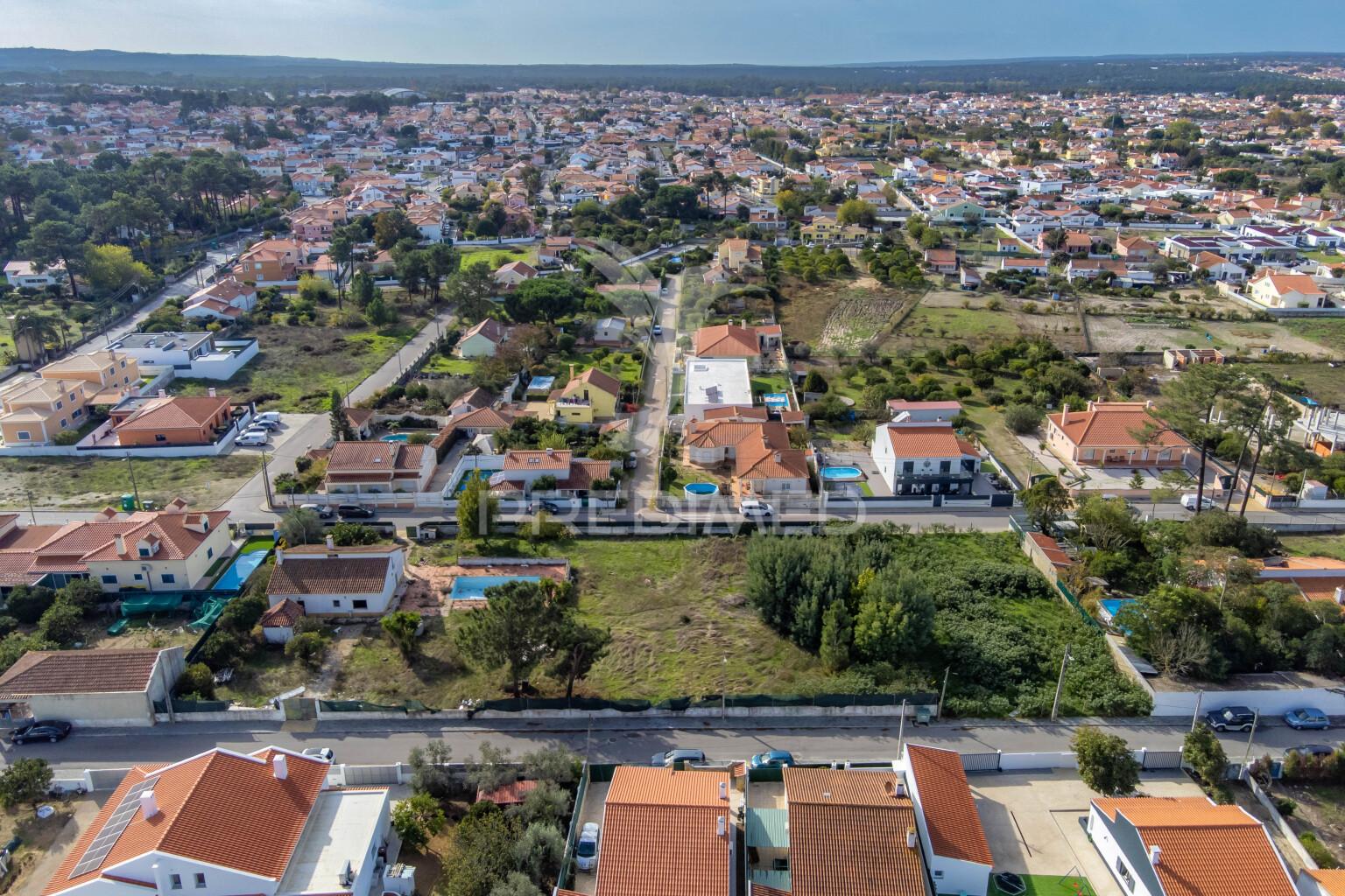 Terreno urbano com benfeitoras em azeitão