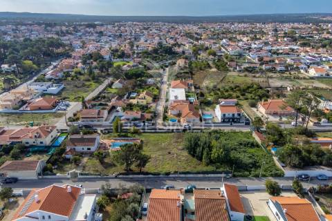 Terreno urbano com benfeitoras em azeitão