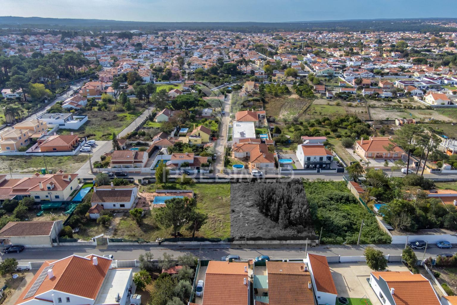 Terreno urbano com benfeitoras em azeitão
