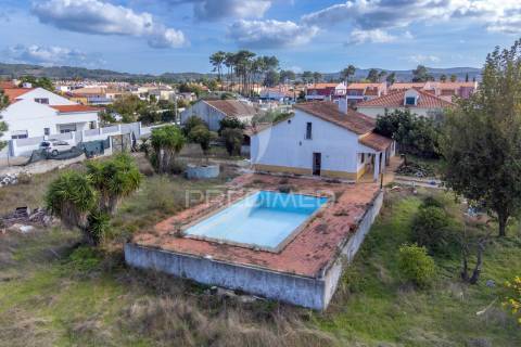 Terreno urbano com benfeitoras em azeitão