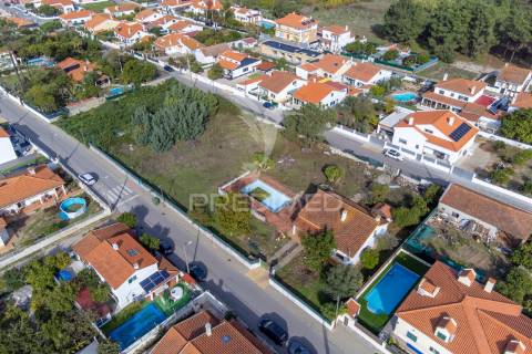 Terreno urbano com benfeitoras em azeitão