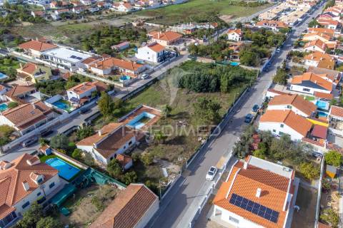 Terreno urbano com benfeitoras em azeitão