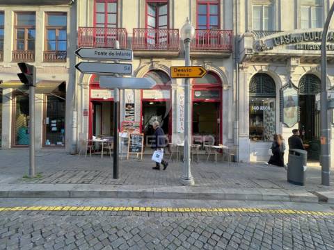 Trespasse de pizzaria na zona histórica do porto