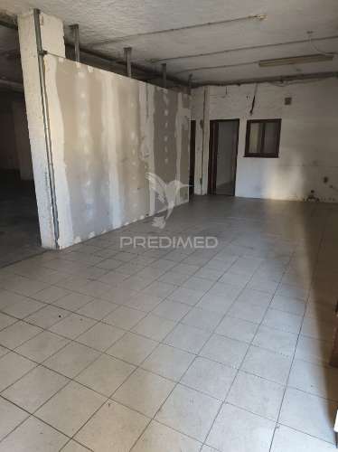 Quarteira – armazém com possibilidade de loja adicional