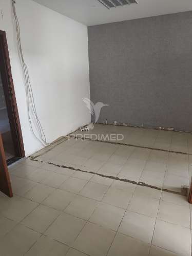 Quarteira – armazém com possibilidade de loja adicional