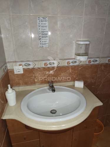 Quarteira – armazém com possibilidade de loja adicional