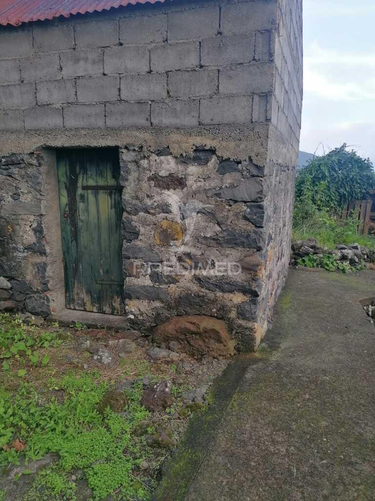 Vendo 2 palheiros e 400m2 de terreno no seixal ilha da madeira