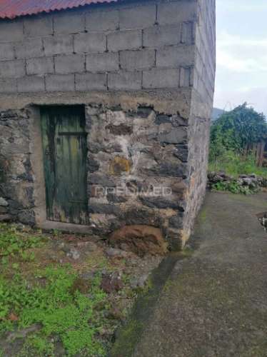 Vendo 2 palheiros e 400m2 de terreno no seixal ilha da madeira