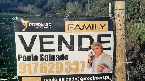 Terreno urbano com 3545 m² na zona de sesimbra / zambujal, incluindo armazém de 120 m² e viabilidade de construção até 138,18 m².