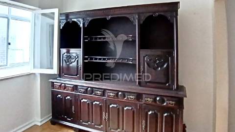 Prédio para remodelar na baixa da banheira