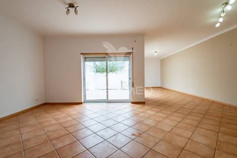 Moradia t4 de gaveto na urbanização quinta nova – évora com quintal, garagem!