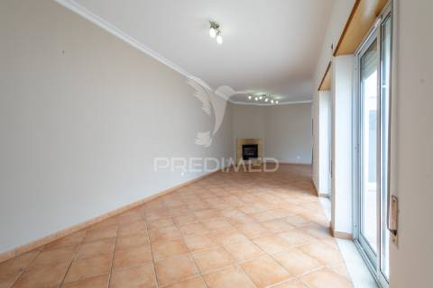 Moradia t4 de gaveto na urbanização quinta nova – évora com quintal, garagem!
