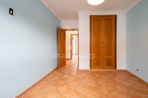 Moradia t4 de gaveto na urbanização quinta nova – évora com quintal, garagem!
