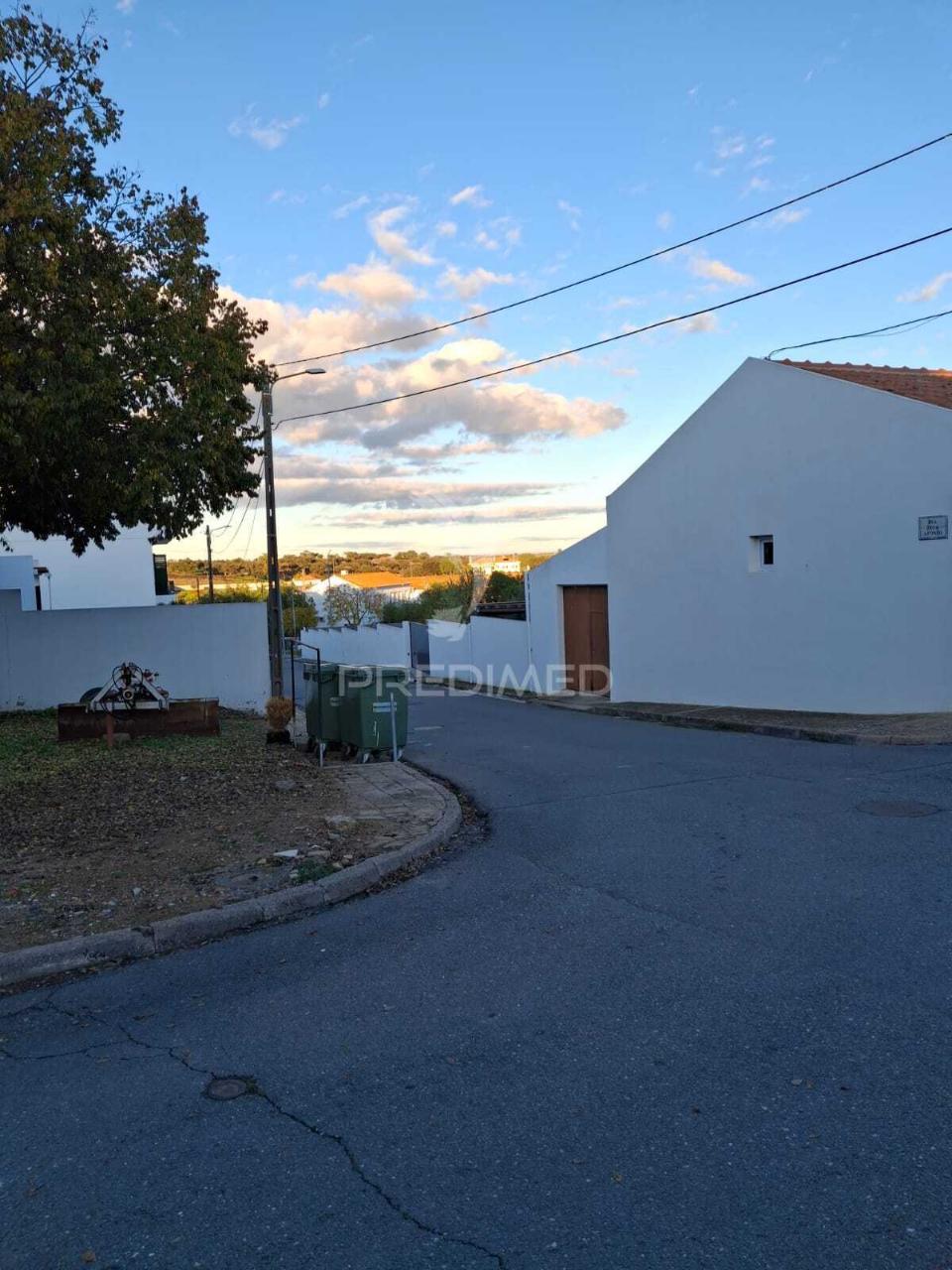Armazém em terreno de 1024m2 a 10 minutos de beja