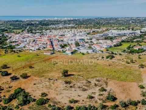 Ruína com lote de 10440m2, alcantarilha