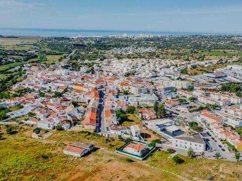 Ruína com lote de 10440m2, alcantarilha