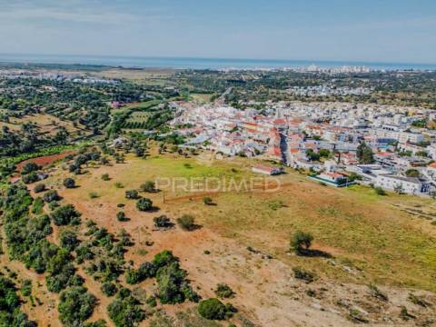 Ruína com lote de 10440m2, alcantarilha