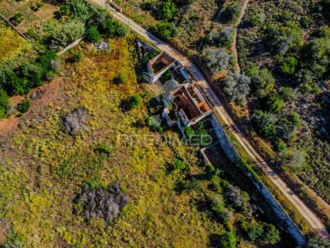 Ruína com lote de 10440m2, alcantarilha