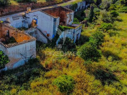 Ruína com lote de 10440m2, alcantarilha