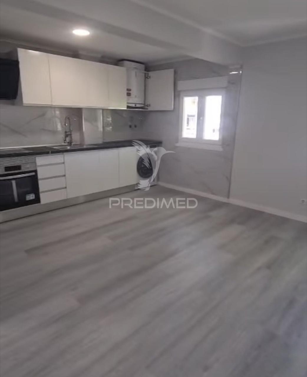 Apartamento t3 — excelente oportunidade de remodelação total no laranjeiro (almada)