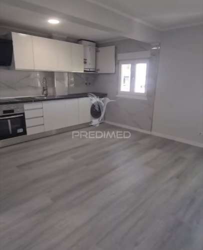 Apartamento t3 — excelente oportunidade de remodelação total no laranjeiro (almada)