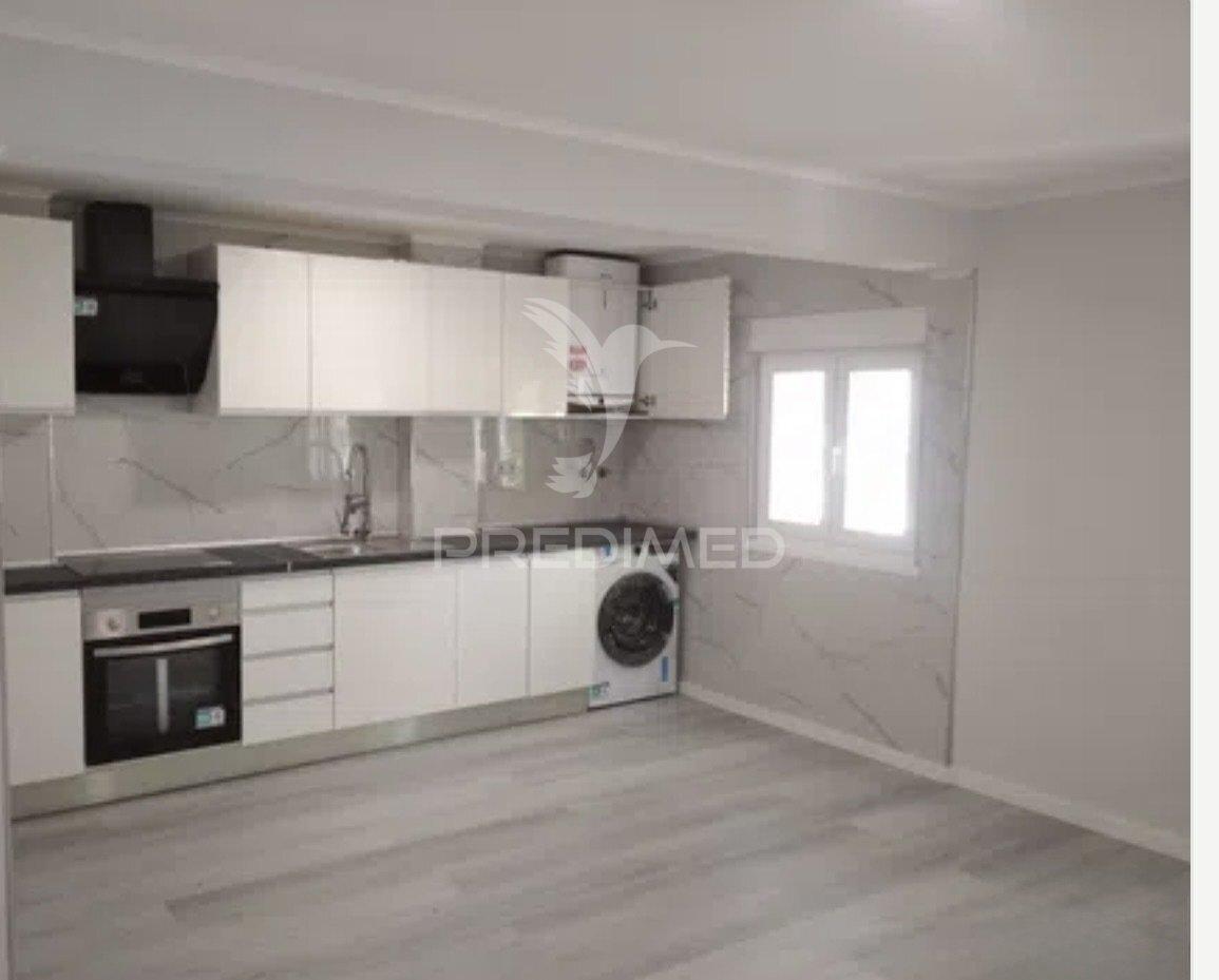 Apartamento t3 — excelente oportunidade de remodelação total no laranjeiro (almada)