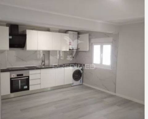 Apartamento t3 — excelente oportunidade de remodelação total no laranjeiro (almada)