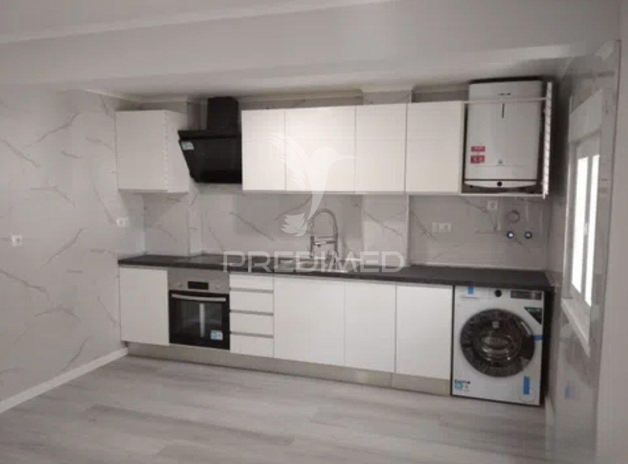 Apartamento t3 — excelente oportunidade de remodelação total no laranjeiro (almada)