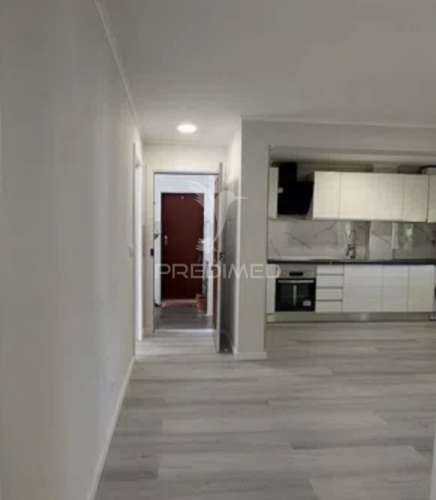 Apartamento t3 — excelente oportunidade de remodelação total no laranjeiro (almada)