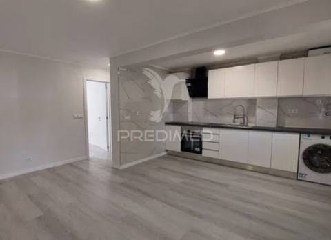 Apartamento t3 — excelente oportunidade de remodelação total no laranjeiro (almada)