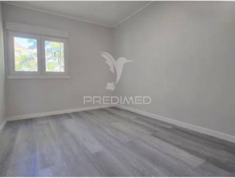 Apartamento t3 — excelente oportunidade de remodelação total no laranjeiro (almada)