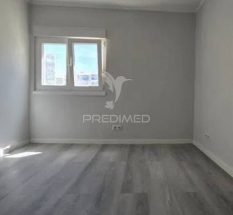 Apartamento t3 — excelente oportunidade de remodelação total no laranjeiro (almada)