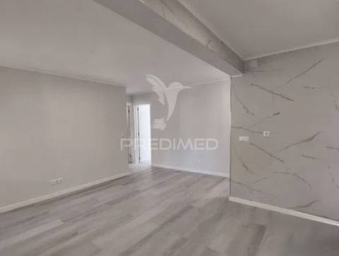 Apartamento t3 — excelente oportunidade de remodelação total no laranjeiro (almada)