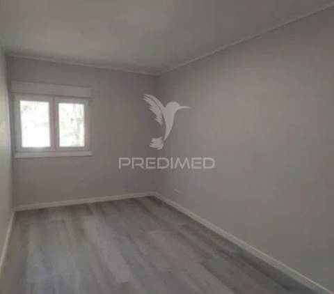 Apartamento t3 — excelente oportunidade de remodelação total no laranjeiro (almada)