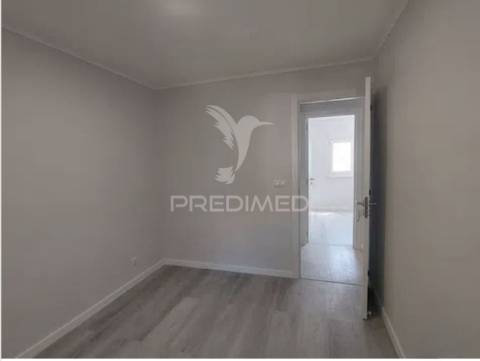 Apartamento t3 — excelente oportunidade de remodelação total no laranjeiro (almada)