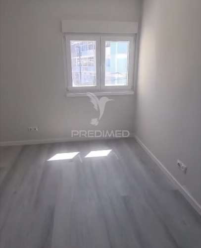 Apartamento t3 — excelente oportunidade de remodelação total no laranjeiro (almada)