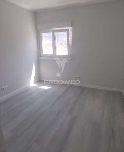 Apartamento t3 — excelente oportunidade de remodelação total no laranjeiro (almada)