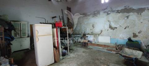 Edificio antiga moagem, casão e terreno rústico