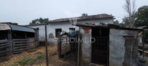 Edificio antiga moagem, casão e terreno rústico