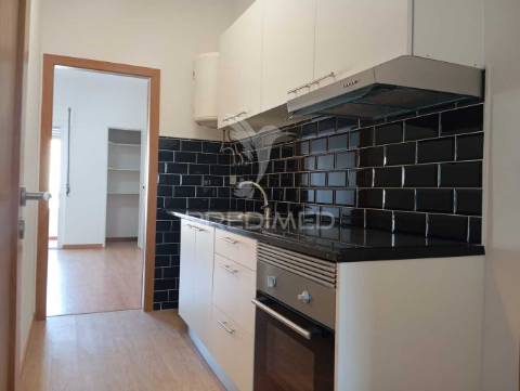 Apartamento t1 monte abraão remodelado, a 5 m da estação comboio