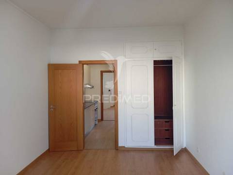 Apartamento t1 monte abraão remodelado, a 5 m da estação comboio