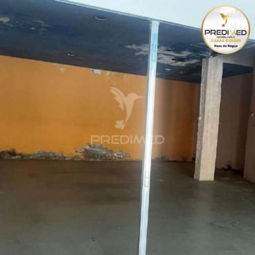 Prédio, em propriedade horizontal, com 3 lojas no rés-do-chão, 2 apartamentos t4