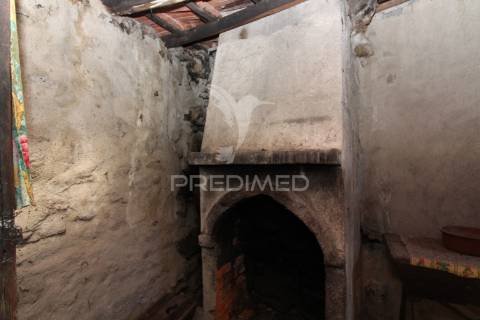 Casa antiga, para reconstrução, com projeto aprovado