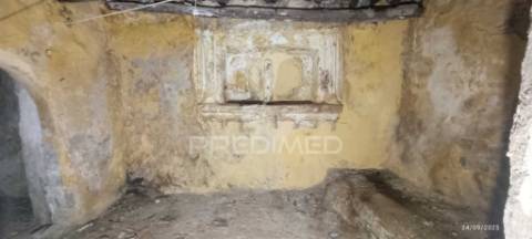 Casa típica para recuperar na zona histórica de castelo de vide