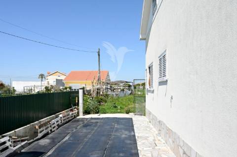 Moradia t4 com terreno de 2.725m2 em samora correia
