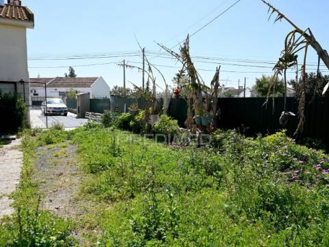 Moradia t4 com terreno de 2.725m2 em samora correia