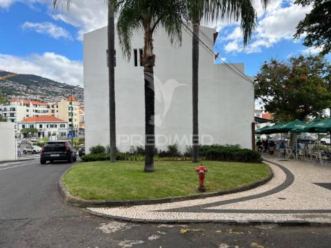 Moradia t2 em banda + bar, no funchal - ilha da madeira